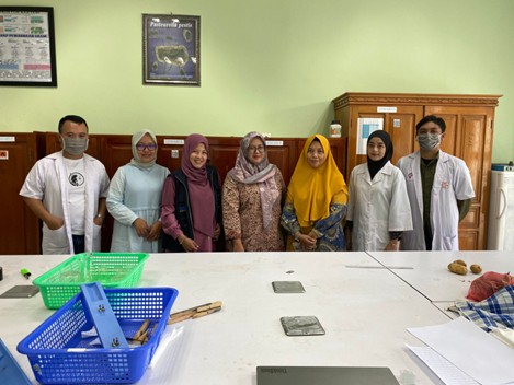 Foto Bersama Praktikum Fisiologi Hewan di UNG