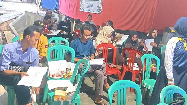 Peserta mengisi kuesioner pre-test dan post-test