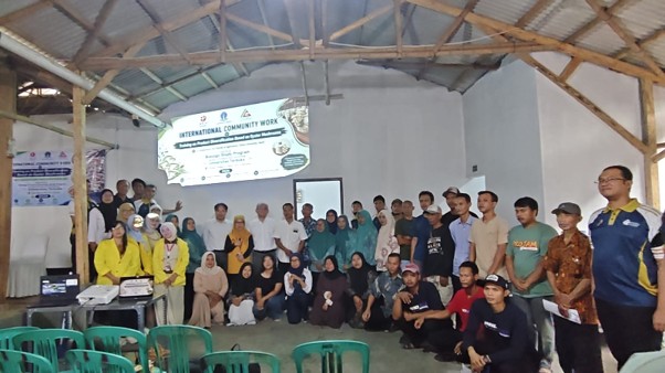 Foto bersama seluruh narasumber, tim PkM FST UT, dan peserta